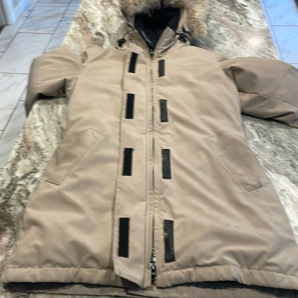 Canada Goose puffer coat - Picture 15 of 16